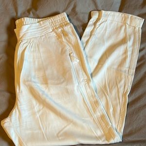 Splendid elastic band lightweight white pants size medium